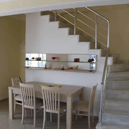 Stunning 4-bed In ヴィラ アブサルア